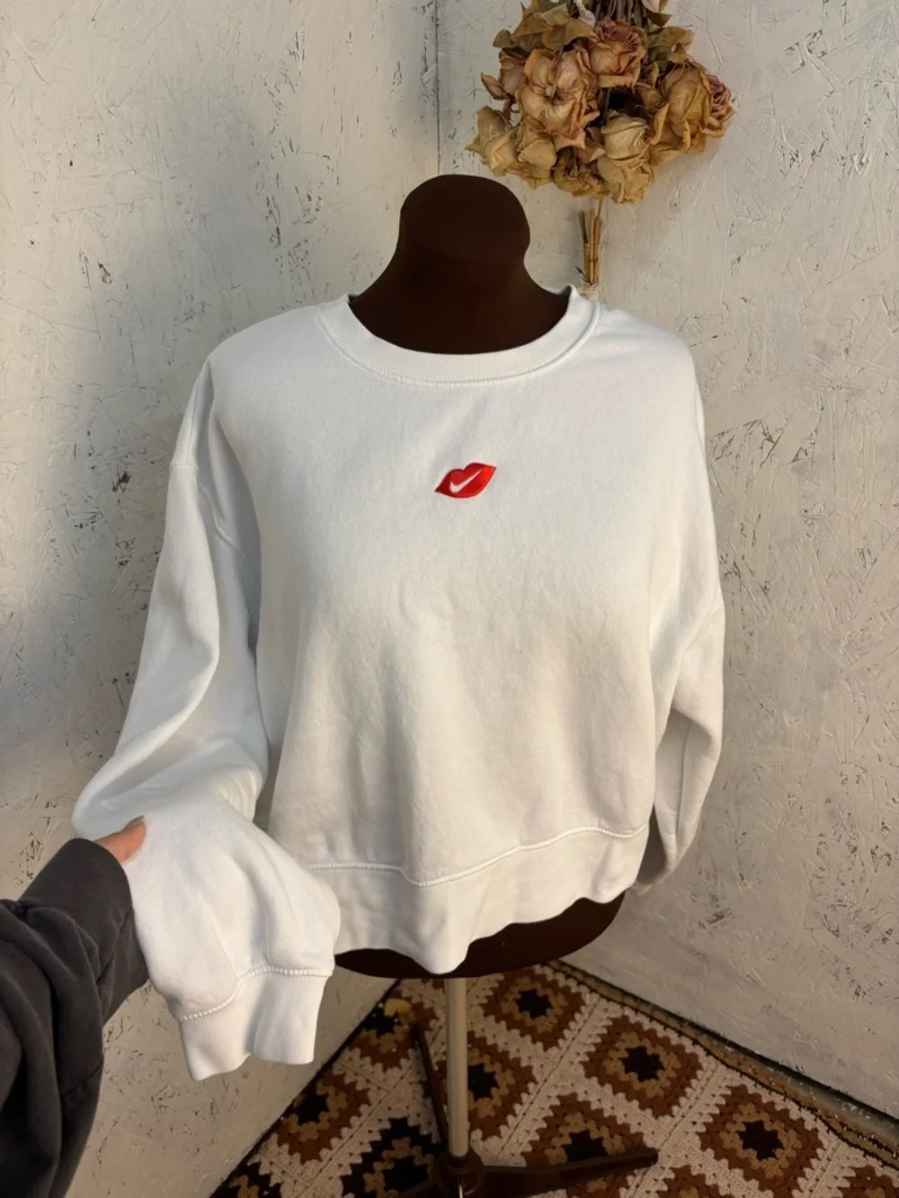 Nike Kiss Embroidered Lip Logo Heart Detail White Sweatshirt Oversized XL